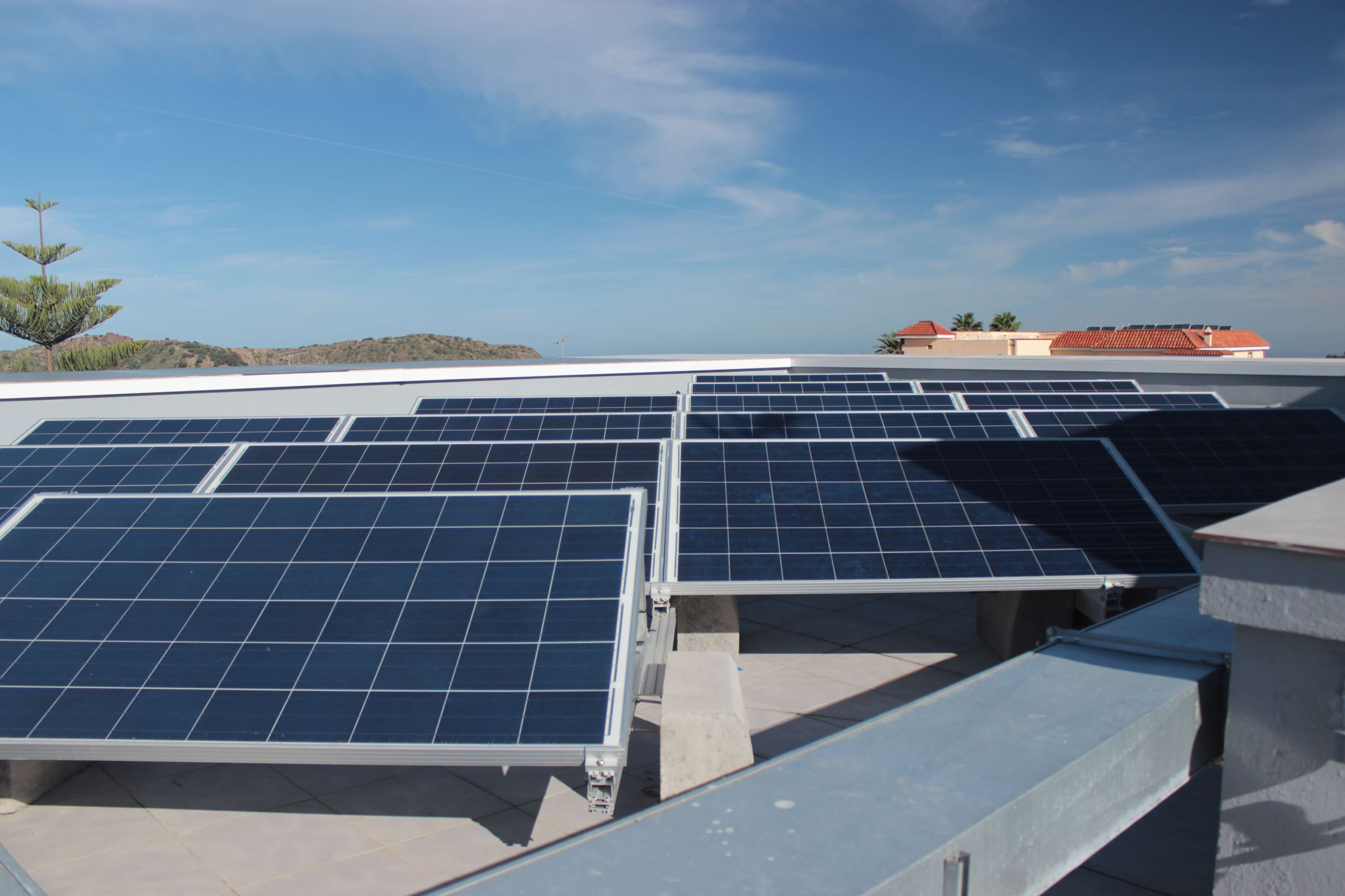 Paneles solares fotovoltaicos en la Clínica Bandama