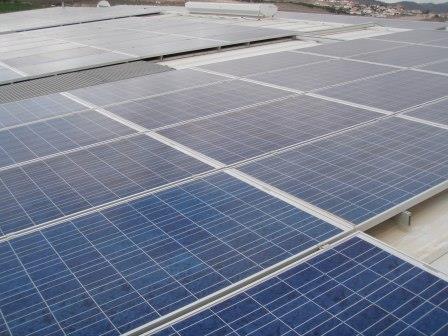 Paneles solares fotovoltaicos en la cubierta de una nave industrial en El Tablero