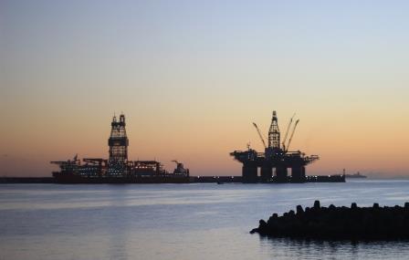 Plataformas petrolíferas en el Puerto de Las Palmas. Foto: Arlangton.