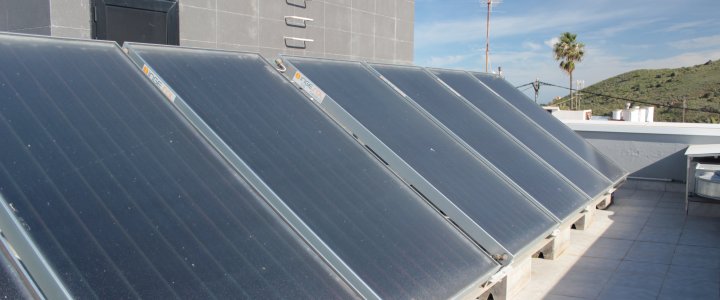 Instalación de paneles solares térmicos en la Clínica Bandama